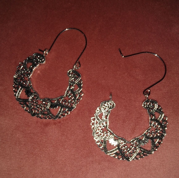 Ornate Silver Heart Filigree Metal Lace Earrings Hoop Huggie Hoops New - Picture 3 of 6